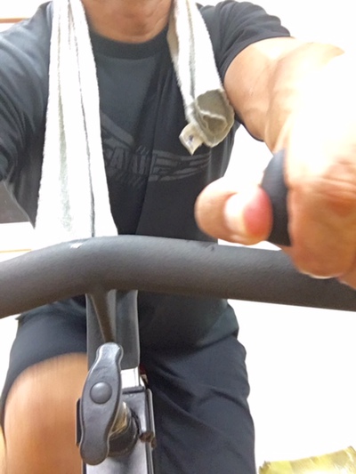 スピンバイクも腹筋を引き締めるには最適の運動ですね！！～体脂肪が燃焼して腹筋も鍛えられます。